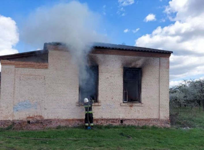 На Сумщині рятувальники ліквідували загоряння в не експлуатуємій споруді фото