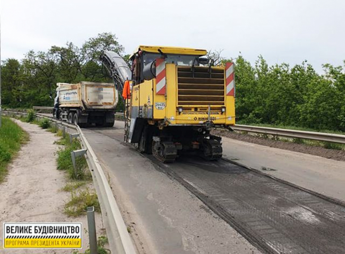 На Сумщині активно триває ремонт дороги Н-12 Суми-Полтава в Тростянці фото