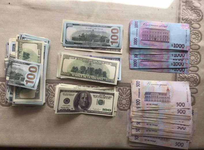 Поліція Сумщини розшукує “ворожок», які видурили у пенсіонерки близько 375 000 гривень  фото