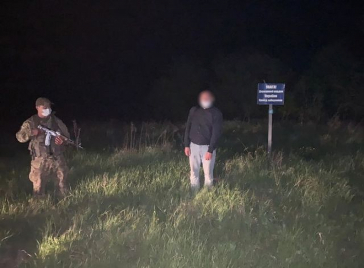 На Сумщині прикордонники затримали чоловіка без документів, який намагався незаконно перейти кордон фото