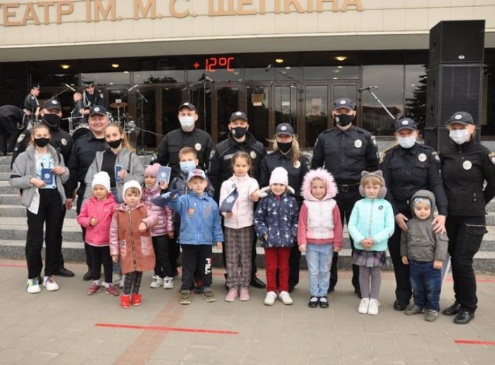 На Сумщині поліцейські привітали малечу з Міжнародним днем захисту дітей фото