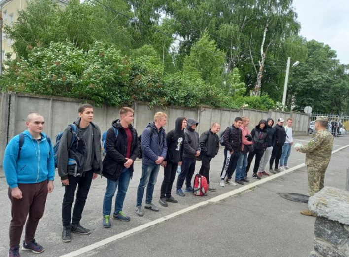 На строкову службу в лавах Збройних Сил України відправилися 18 юнаків із Сум фото