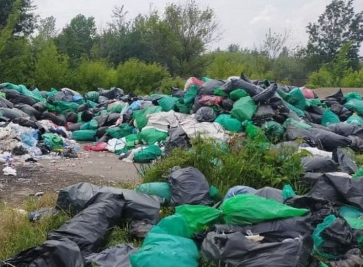 В Сумах поліція розслідує обставини виникнення звалища небезпечних відходів  фото
