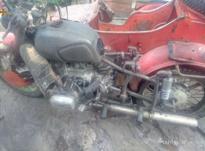 На Сумщині вогнеборці ліквідували загоряння мотоцикла фото