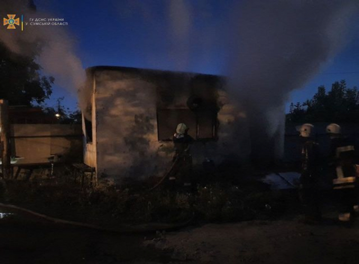 У Сумах вогнеборці ліквідували загоряння не житлової будівлі фото