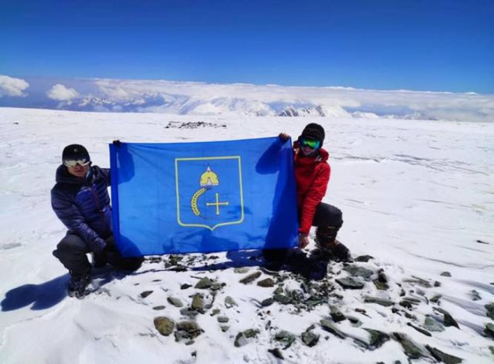 Прапор Сумщини підняли на висоту 7134 м фото