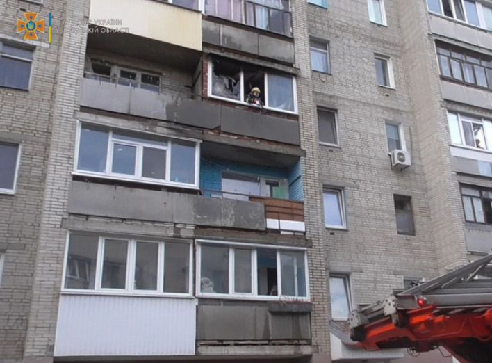 У Сумах вогнеборці оперативно приборкали загоряння балконів в двох квартирах фото