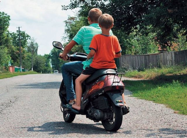 Поліція Сумщини попереджає про адміністративну відповідальність батьків неповнолітніх водіїв фото