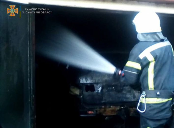 На Сумщині рятувальники приборкали загоряння легковика в гаражі фото