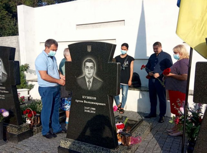 У Сумах віддали шану загиблому рівно сім років тому захиснику України Артему Кузякову фото