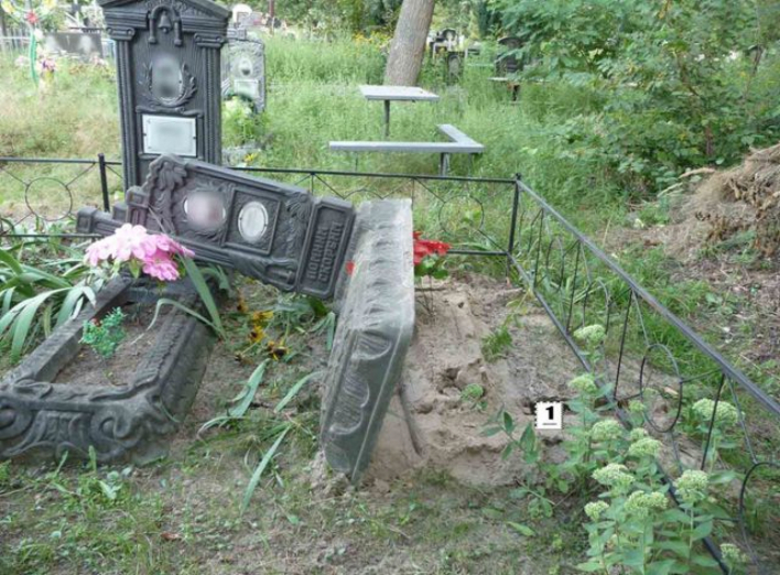 На Сумщині правоохоронці викрили чоловіка у скоєнні наруги над могилами фото
