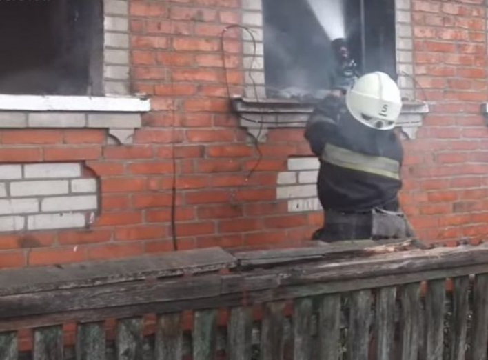 На Сумщині рятувальники ліквідували пожежу в житловому будинку  фото