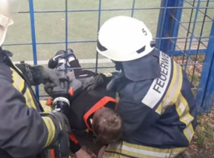 На Сумщині рятувальники вивільнили хлопчика, який застряг між металевими елементами огорожі  фото