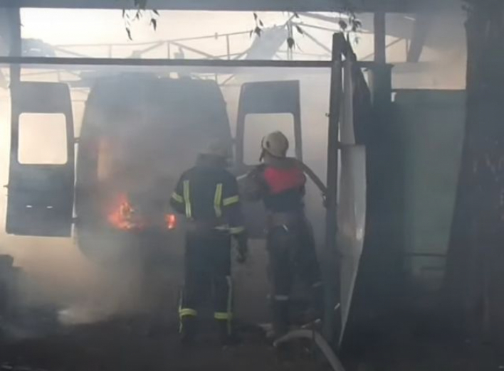 У Сумах вогнеборці ліквідували загоряння мікроавтобуса, що знаходився на ремонті  фото