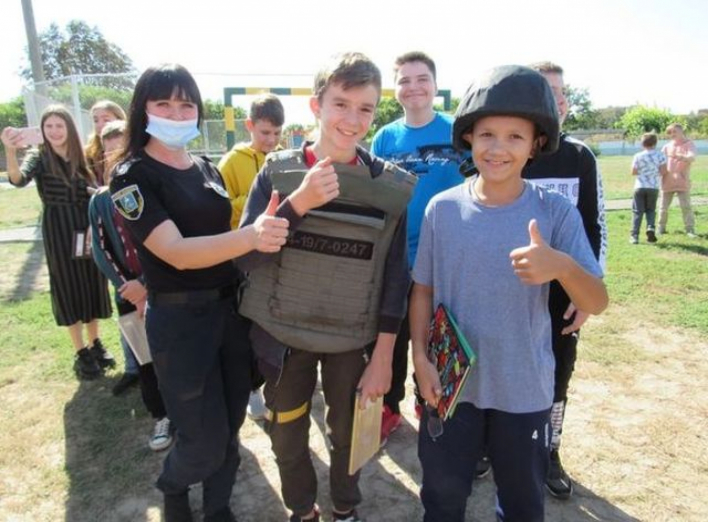 На Сумщині поліцейські та рятувальники продовжують проводити зустрічі та навчальні евакуації у школах  фото