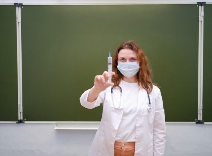 У 20 школах Сумщини вакциновано від COVID-19 100% працівників фото