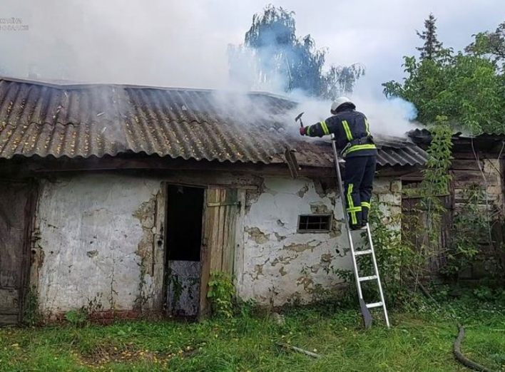 На Сумщині вогнеборці двічі ліквідовували загоряння господарчих споруд фото