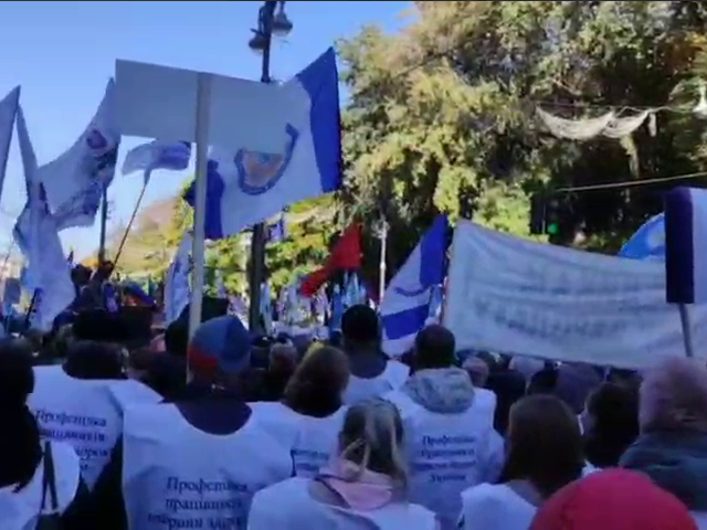 Сумські медики вийшли на мітинг у Києві фото