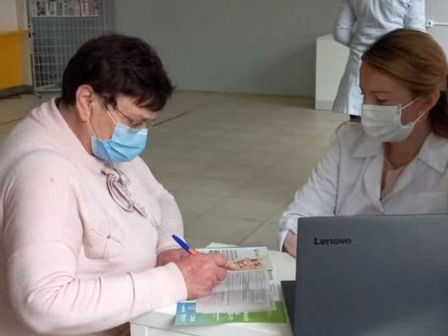 На Сумщині людей старшого віку вакцинують у відділеннях Укрпошти фото