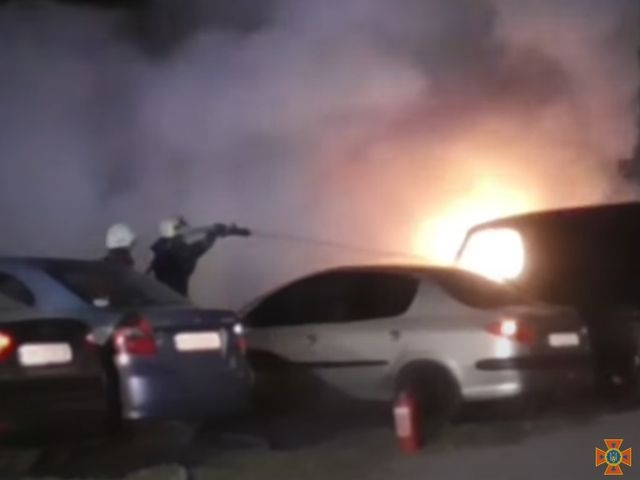 У Сумах вогнеборці ліквідували пожежу на автомобільній стоянці  фото