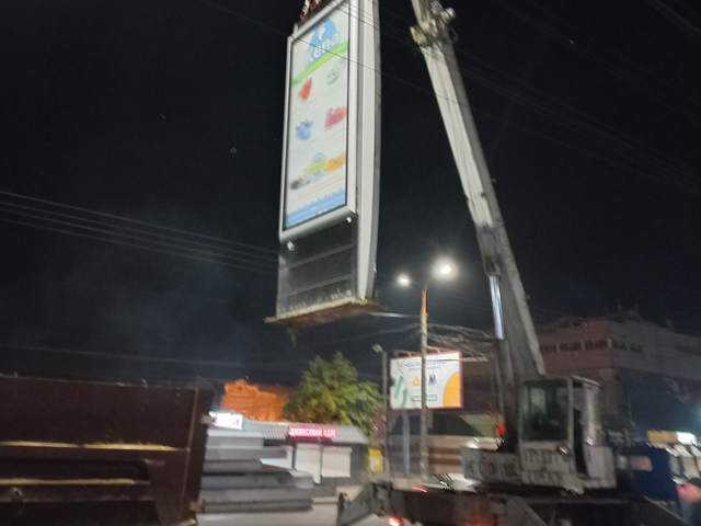 У Сумах триває демонтаж незаконно розміщеної реклами у місті фото