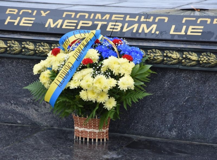 У Сумах поклали квіти до Меморіалу Вічної Слави фото