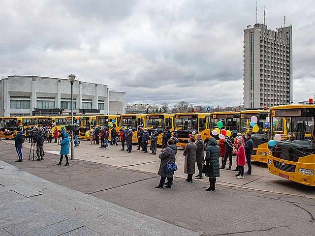 Громади Сумщини отримали 11 новеньких шкільних автобусів фото