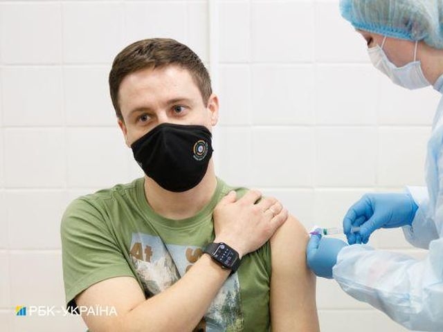 Понад 8 мільйонів українців повністю вакцинувалися від COVID фото