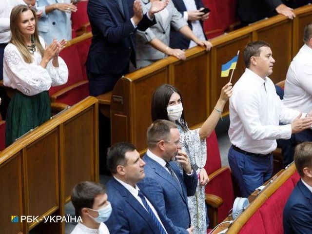 Українцям планують виплатити тисячу гривень за вакцинацію фото