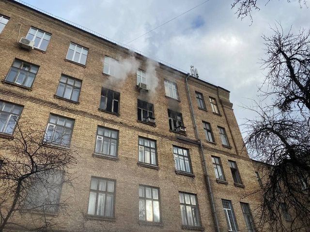 У Києві загорілася будівля інституту автоматики фото