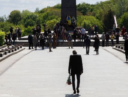 Україна відзначає День пам'яті та примирення фото