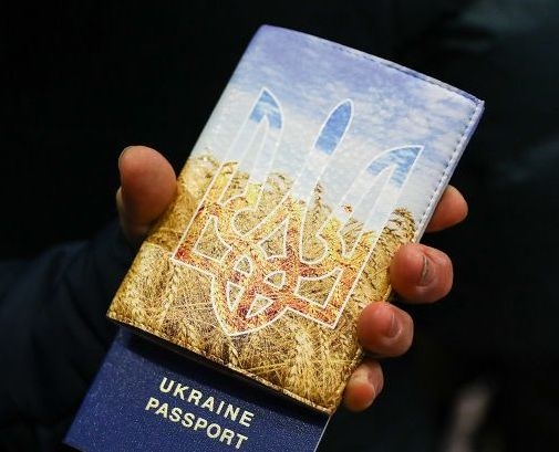 Українці зможуть оформити паспорти за кордоном фото