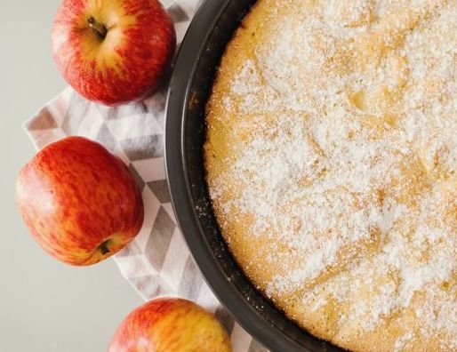 Суботній рецепт: пиріг з ревенем і яблуками фото