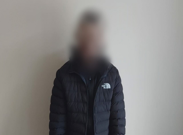 На Сумщині молодик намагався задушити 84-річну односельчанку начебто за порчу фото