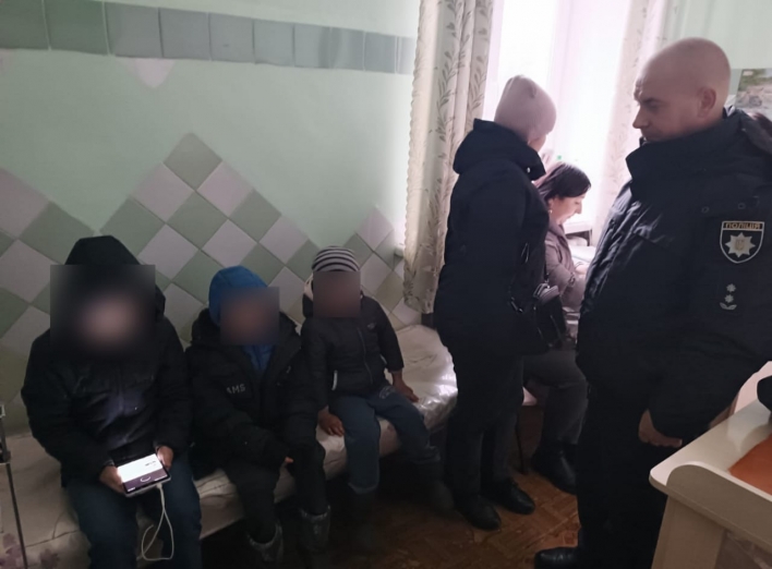 На Сумщині у горе-матері забрали чотирьох дітей фото