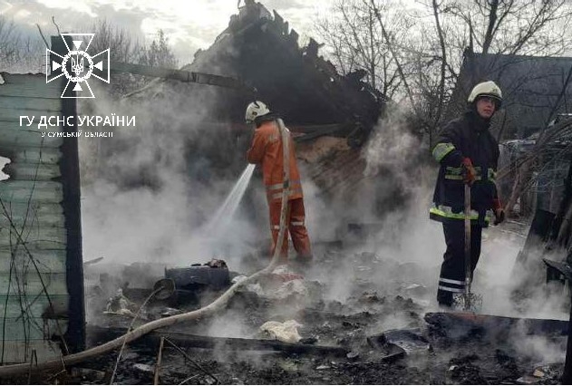 На Сумщині рятувальники ліквідовували пожежу, спричинену ворожим обстрілом  фото