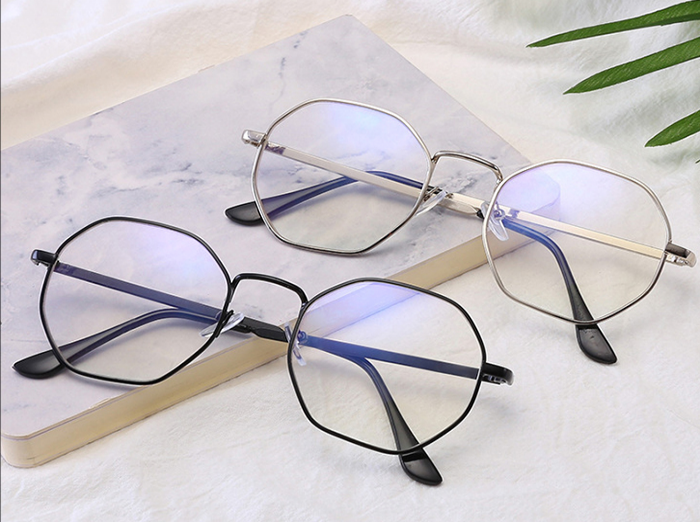 Стильні окуляри для корекції зору: тренди 2023 року
