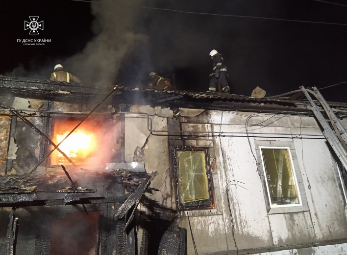 На Сумщині рятувальники ліквідували загоряння житлового будинку на трьох господарів фото