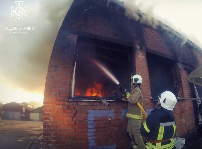 У Сумах сталася пожежа на деревообробному підприємстві (відео) фото