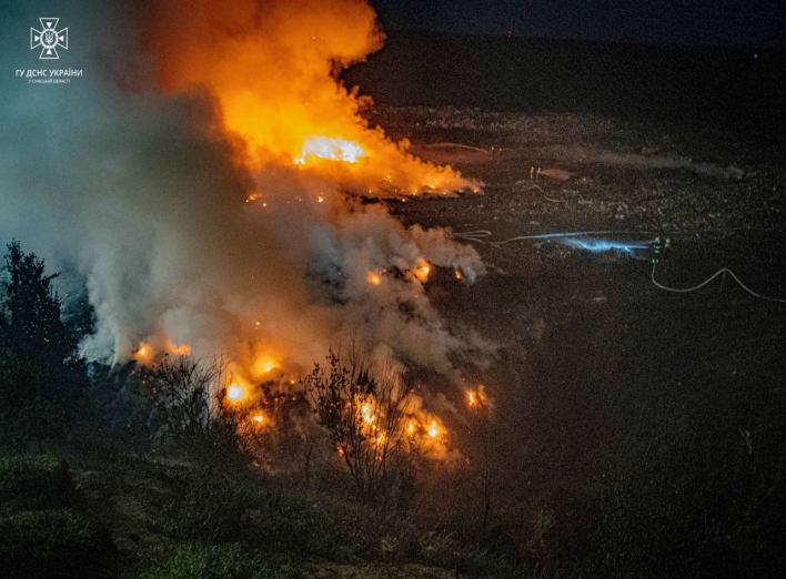 На Сумщині другий день гасять пожежу на сміттєзвалищі (відео) фото