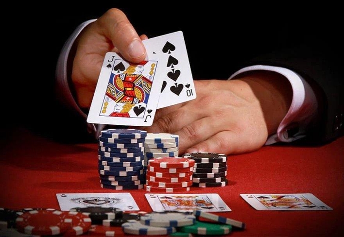 Блекджек проти покеру | Хто переможе у битві за настільними іграми?