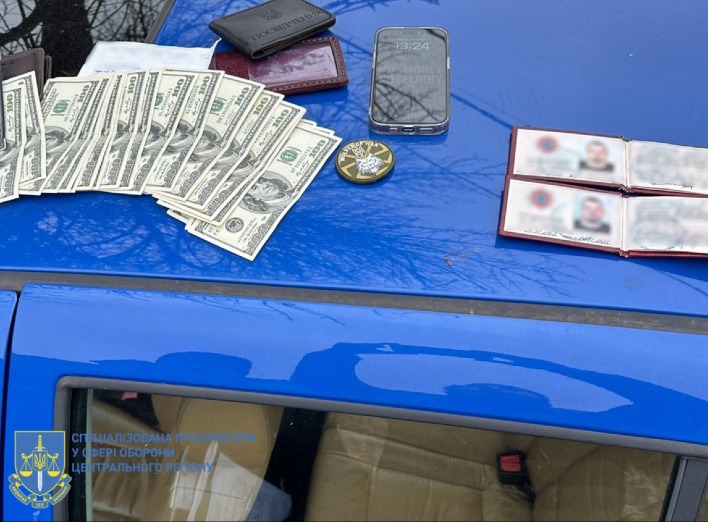 У Сумах затримали військового поліцейського на хабарі 3000 доларів