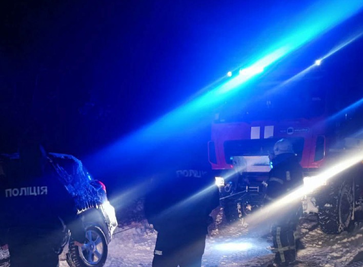 За добу рятувальники вивільнили зі снігових заметів 27 автомобілів (відео)