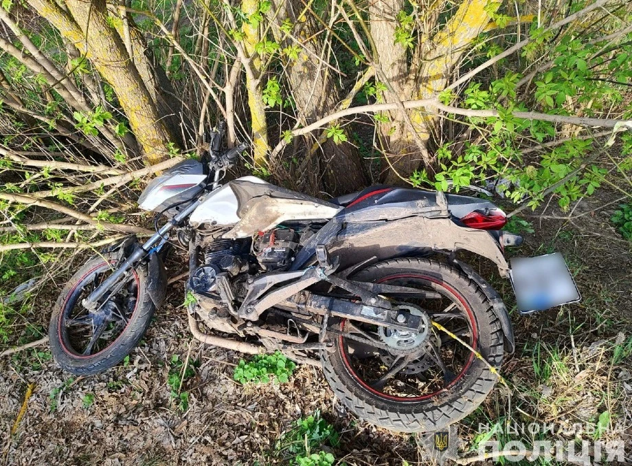 Мотоцикліст врізався в дерево під Сумами