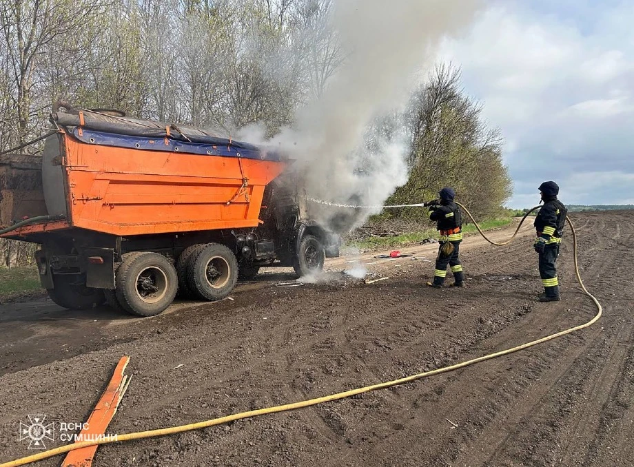 Рятувальники загасили пожежу автівки, в яку влучив російський дрон