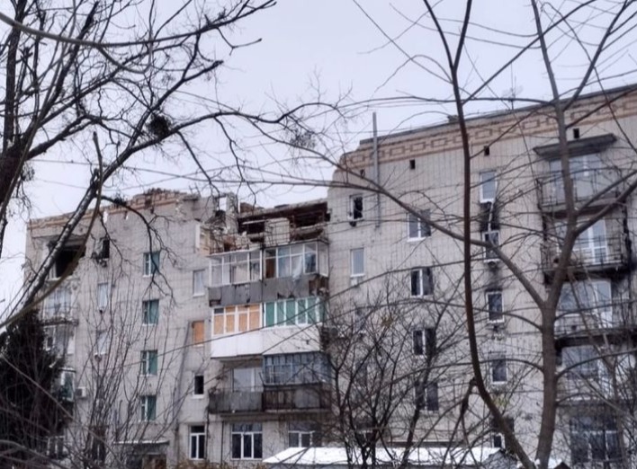 У Тростянці розпочали відбудову багатоквартирного будинку, пошкодженого рашистами