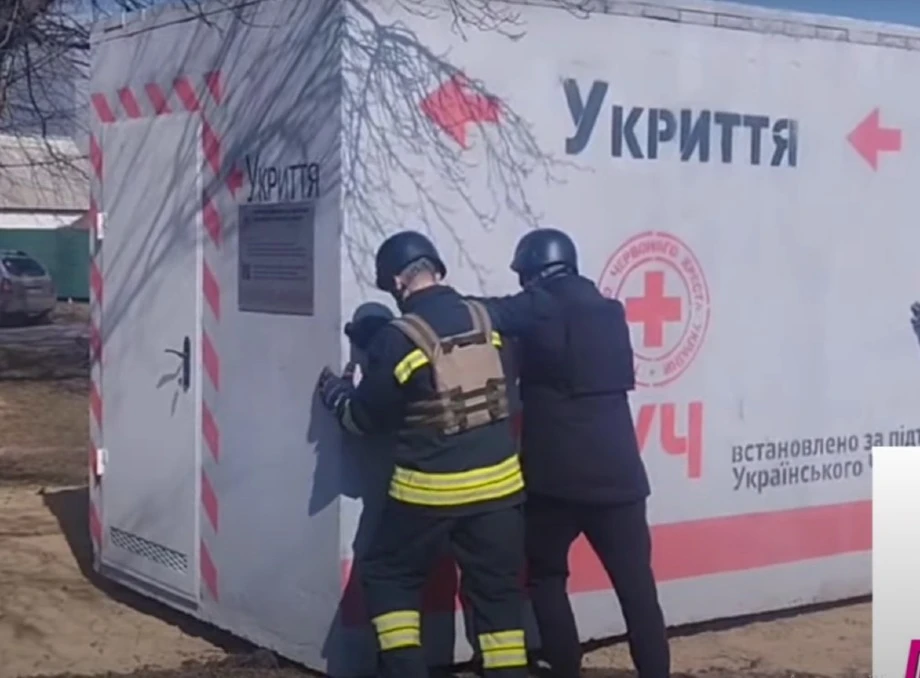 У центрі Краснопілля з'явилося залізобетонне укриття (відео)
